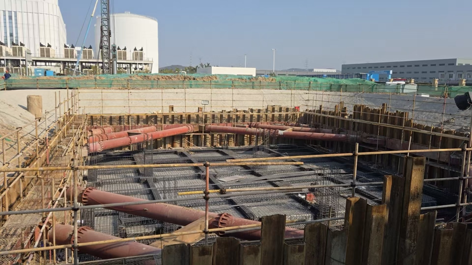 基坑支护工程现场：钢板桩与钢支撑支护体系