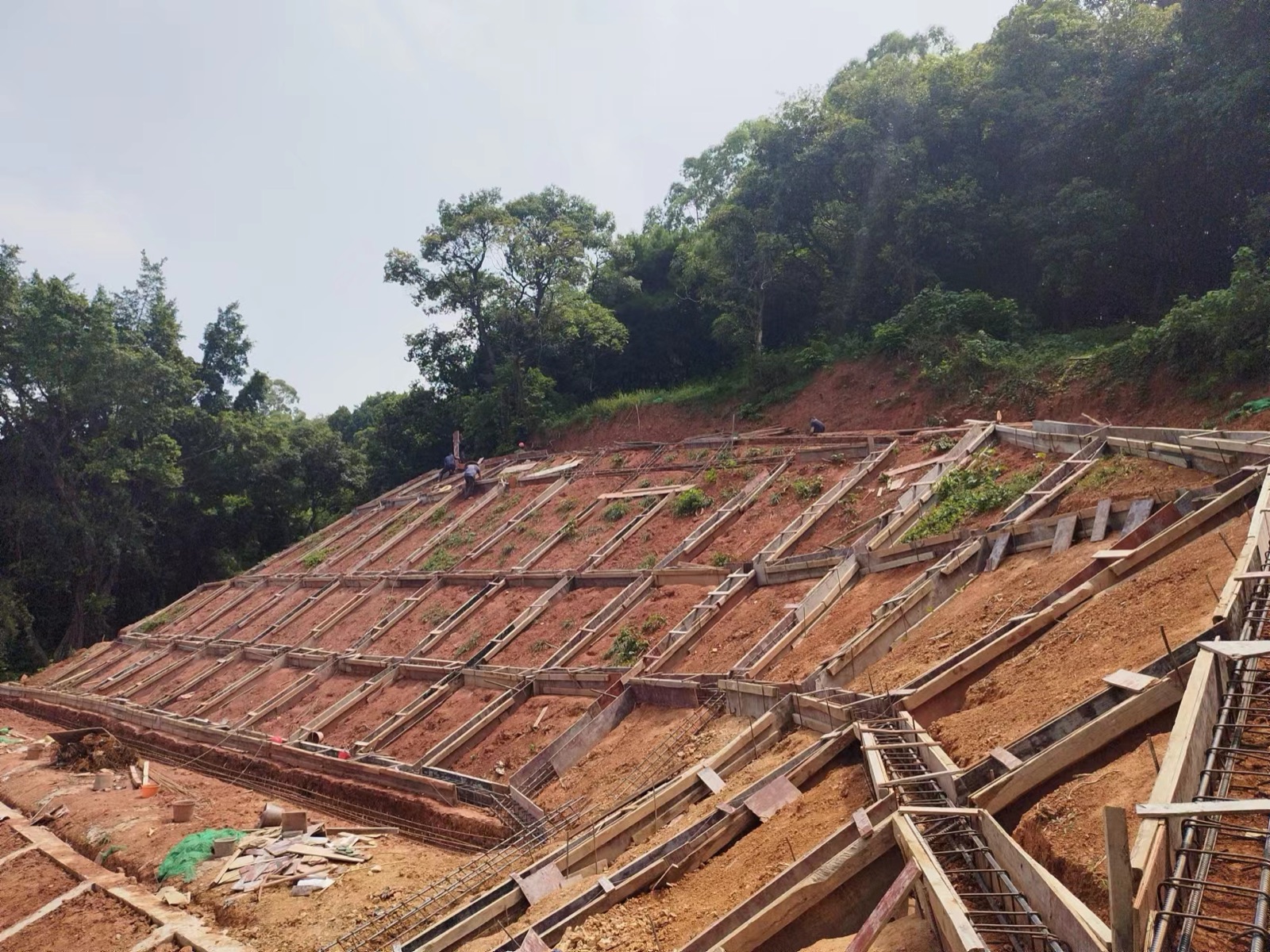 地质灾害治理工程现场：边坡格构梁施工全景